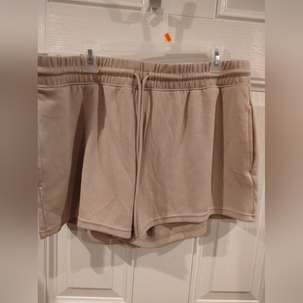 Stretchy shorts with pockets and drawstring